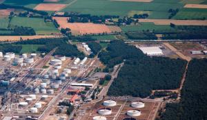Gewerbegebiet, Industriegebiet: Logistikzentrum an der Raffinerie (Commercial industrial area)
